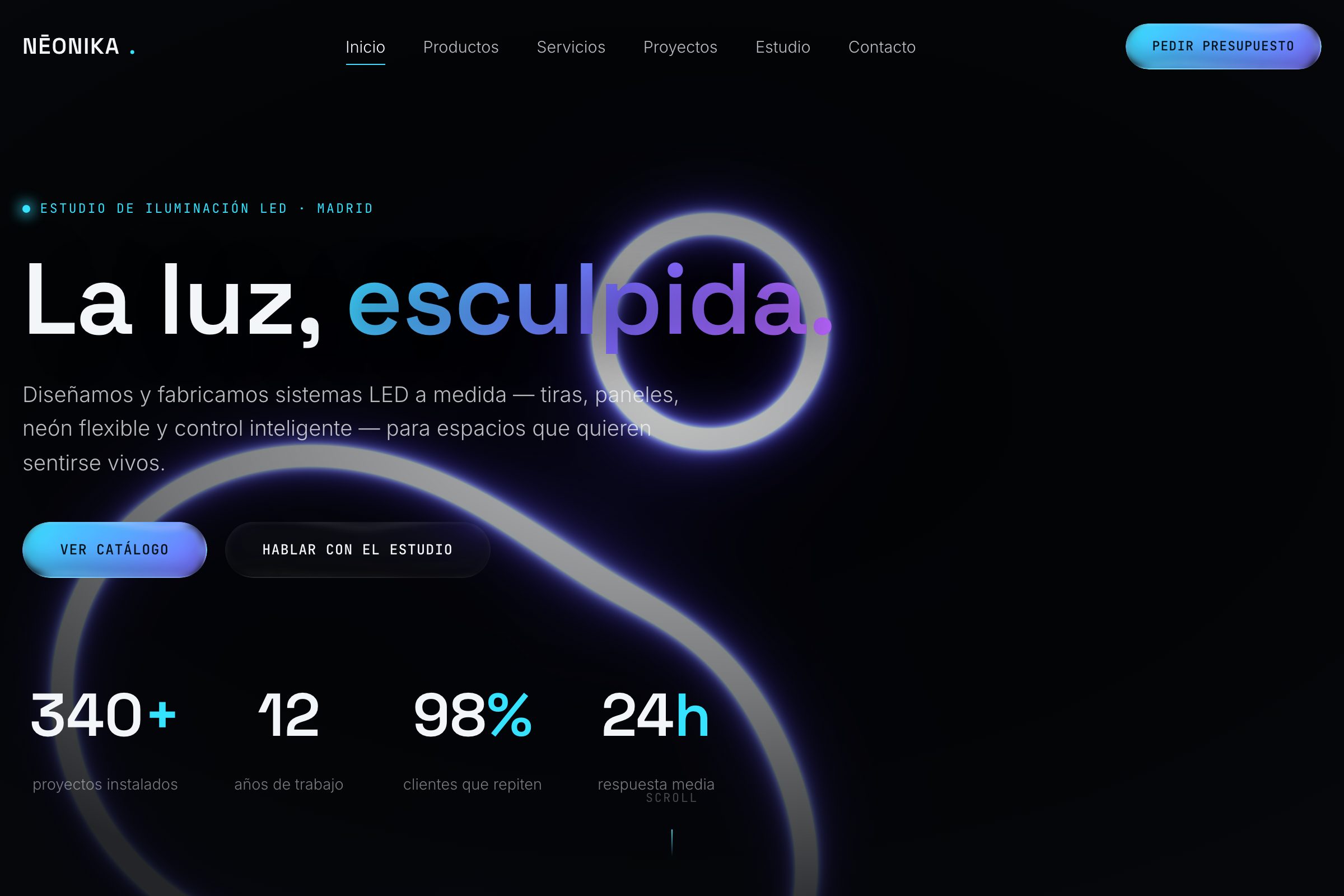 Portada de la web de Neonika: estudio de iluminación LED, fondo negro con neón azul y violeta